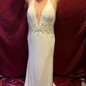 Davids Bridal - Wedding dress
Embellished waist halter wedding dress.
Soft White